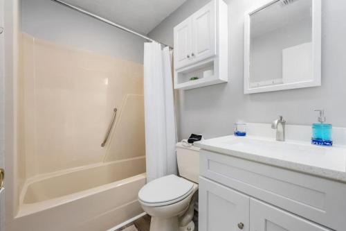 圣乔治岛The Blue Bungalow St. George Island的白色的浴室设有卫生间和水槽。