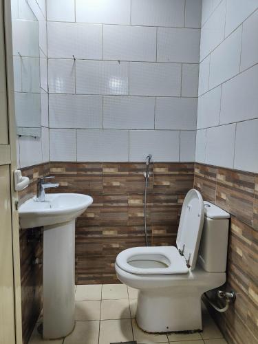 迪拜SUNSHINE BOYS HOSTEL的一间带卫生间和水槽的浴室