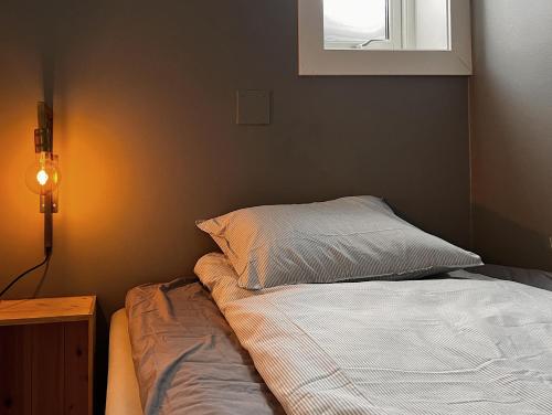 利勒斯特罗姆Hygge houses I Studio apartment in Lillestrøm I Solo or Couple的一间卧室配有床、灯和窗户
