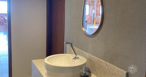 BarraPousada dos Cânticos的浴室设有白色水槽和镜子