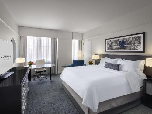 费城洛伊斯费城酒店的酒店客房设有一张大床和一张书桌。