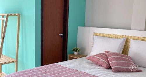 BarraPousada dos Cânticos的一间卧室配有一张带两个枕头的床