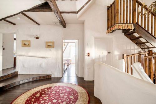 邓甘嫩Rosehill House的一间带楼梯和地毯的客厅