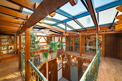 大特尔诺沃Guest house Diabora-Veliko Tarnovo的温室设有玻璃天花板阳台