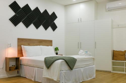 Santa ElenaCasa Valencia 1的一间卧室设有一张大床和白色的墙壁