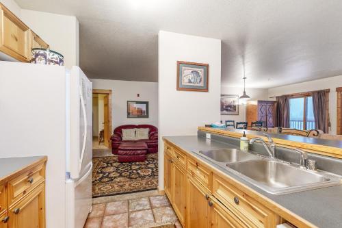 基斯通Tenderfoot Lodge 2652的厨房配有水槽和冰箱