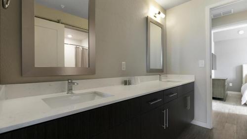 Fort Myers VillasLanding Modern Apartment with Amazing Amenities (ID8608X81)的一间带两个盥洗盆和大镜子的浴室