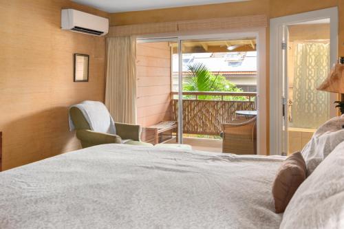 基黑Lotus Suite in a Boutique Resort, 1Bedroom Sleeps 4的一间卧室设有一张床和一个阳台
