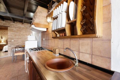 莫卡诺尔Apartamentos Trebol的一个带大型木制水槽的厨房