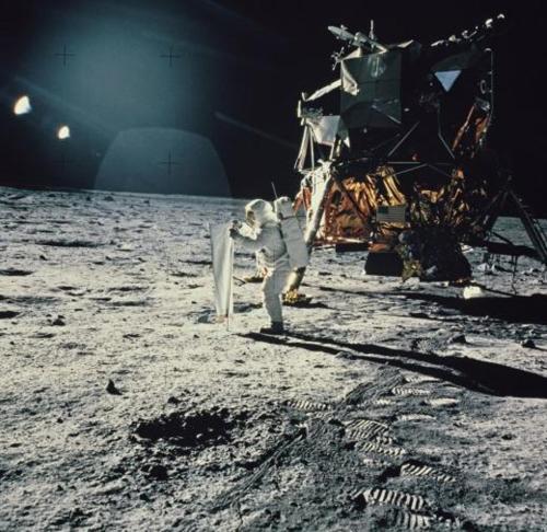 普罗夫迪夫Само Тест не резервирай не същствува的一个人站在月球表面