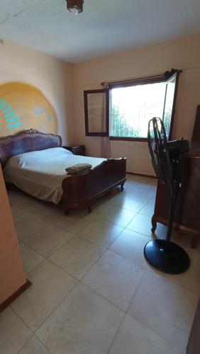 皮里亚波利斯Casa Timbó的卧室配有床、椅子和窗户。