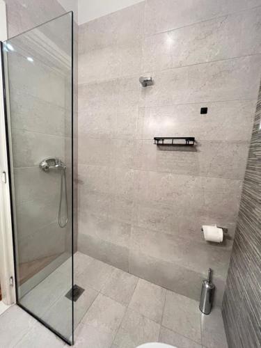 雅典Sm Athens的带淋浴的浴室和玻璃门