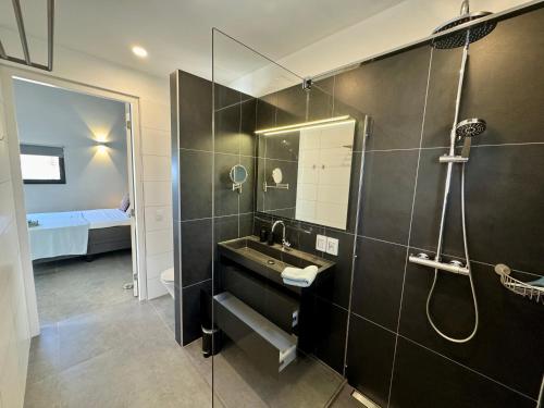 克拉伦代克Salt Apartments Bonaire的一间带水槽和淋浴的浴室