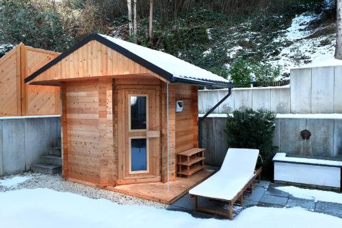 法伦达尔Vallhouse - Massage, Sauna, Darts, Switch & mehr的木屋,配有长凳和雪盖屋顶
