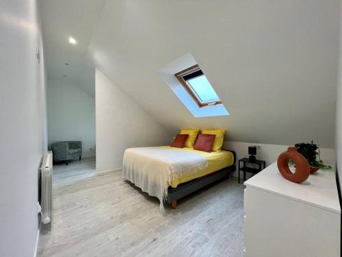 Montcourt-FromonvilleLa Terrasse Étoilé - Moncourt-Fromonville的一间卧室配有一张带黄色枕头的床。
