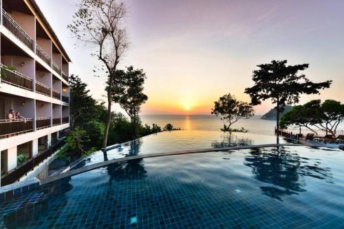 涛岛Dusit Buncha Koh Tao by Riya Group的酒店游泳池享有海景