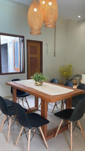 巴雷里尼亚斯CASA TEMPORADA BARREIRINHAS Yellow 3的一间带桌椅的用餐室
