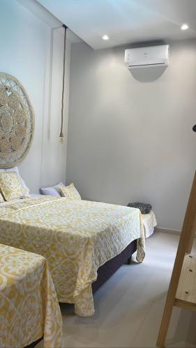 巴雷里尼亚斯CASA TEMPORADA BARREIRINHAS Yellow 3的酒店客房带两张床和加热器