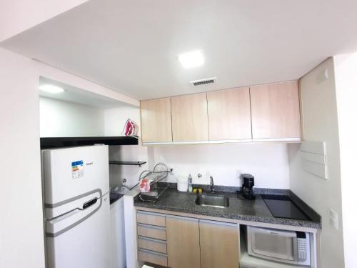 圣保罗Flat Apart-hotel QI Ibirapuera Perto do Shoping的厨房配有白色冰箱和水槽