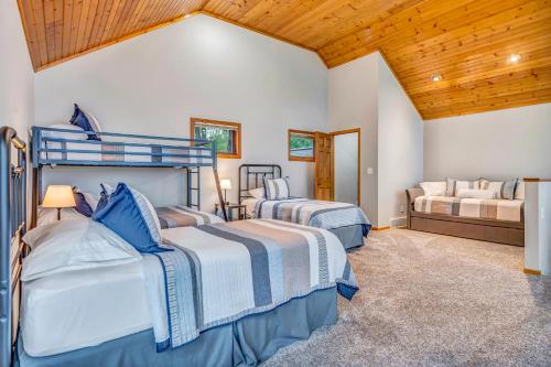 De SotoEagles Landing- Scenic 4 bedroom 5 bath sleeps 15的一间卧室,配有两张床