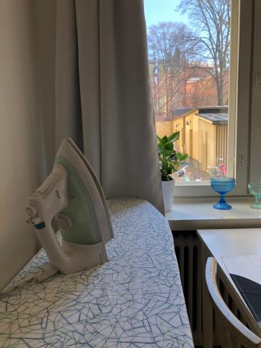 赫尔辛基Modern city studio with own patio的一间卧室配有一张带床头板的床和窗户