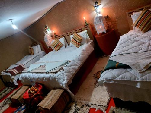 El GoueraChegaga Luxury Camp的配有两张大床的客房