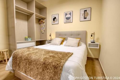 穆尔西亚Igor Home centro de Murcia的一间卧室配有一张大床,床上有毯子