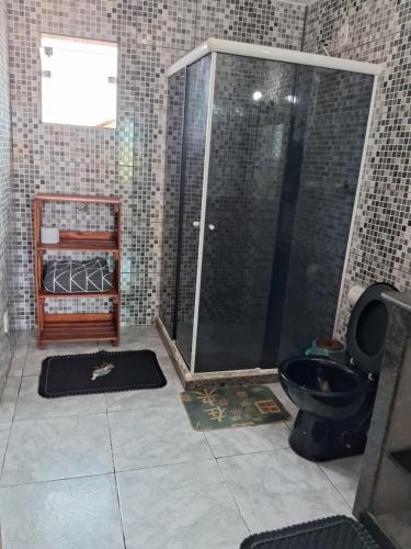 卡波布里奥CABO FRIO, SUITES PÉ AREIA的带淋浴和卫生间的浴室