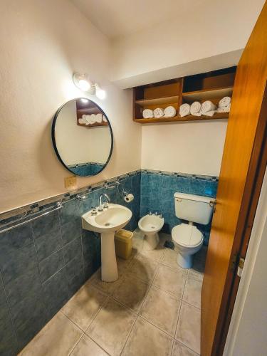 圣马丁德洛斯Cabaña Oasis的一间带水槽、卫生间和镜子的浴室