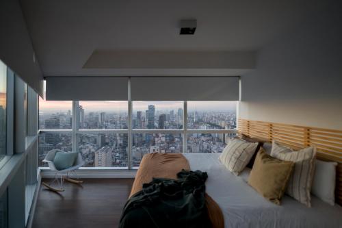 布宜诺斯艾利斯Top Rentals Downtown的一间市景卧室,配有一张床