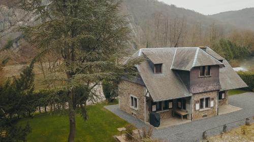 Tilff« L’Écluse Simon »的屋顶房屋的空中景致