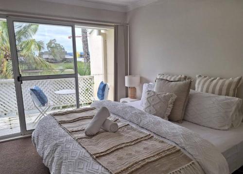 黄金海岸Isle of Palms 31的一间卧室设有一张大床和大窗户
