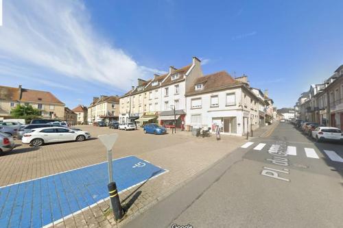 Thury-HarcourtNid douillet en Suisse Normande的路边有蓝色物体的街道