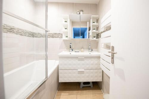 勒布尔热ELISE DE ROCHE Équipé Balcon Parking RER B的白色的浴室设有浴缸和水槽。