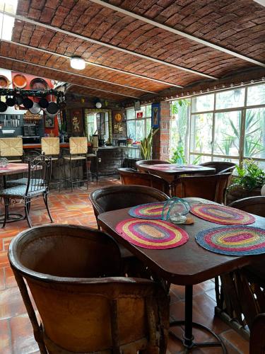 瓜达拉哈拉Casa Tlaquepaque的一间在房间内配有桌椅的餐厅