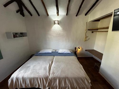 巴里查拉Casa Castañeto Barichara的一间卧室,卧室内配有一张大床
