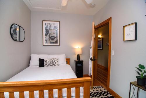 巴克斯顿The Inn on Pamlico Sound的一间卧室配有一张床和一扇木门