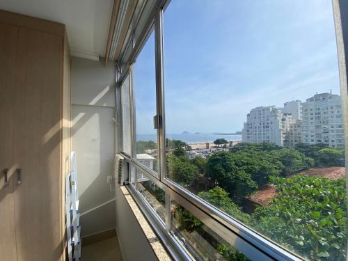 里约热内卢Loft Praia de Copacabana的客房设有市景窗户。