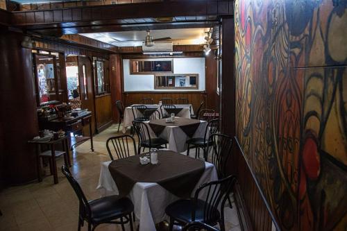 杜兰戈Hotel Casablanca的一间在房间内配有桌椅的餐厅