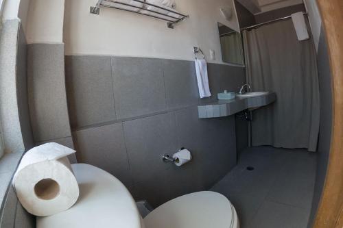 杜兰戈Hotel Casablanca的浴室配有白色卫生间和盥洗盆。
