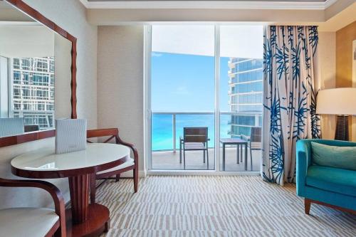 阳光岛滩Trump International Deluxe 2 Queen Bed Ocean Front的海景客厅