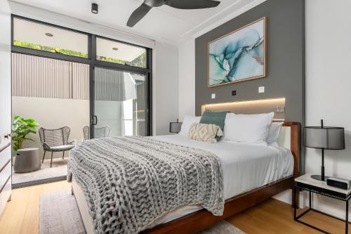 悉尼Barangaroo Park Apartments by Urban Rest的一间卧室设有一张床和一个大窗户