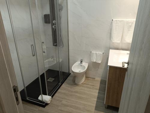 凡道Garden House Fundão - Apartamento 201 com 2 quartos com vista jardim的带淋浴、卫生间和盥洗盆的浴室