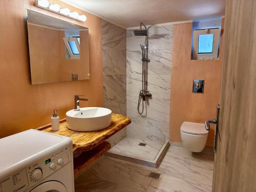 考瑙皮迪亚纳Sophia's Smile的一间带水槽和卫生间的浴室