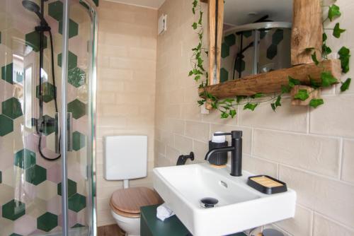 SoubeyLe Chalet Bed&Bath -Chez Les Alfreds的一间带水槽和卫生间的浴室