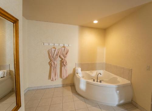 弗吉尼亚城Silverland Inn的白色的浴室设有浴缸和水槽。