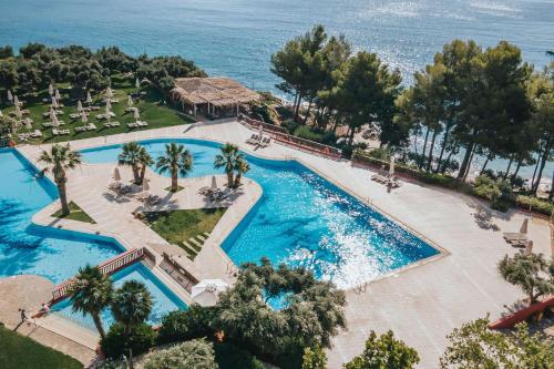 阿基欧斯尼古拉斯坎蒂亚田园风光公园酒店的享有度假村游泳池的空中景致