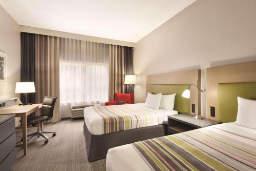 弗雷斯诺卡尔森弗雷斯诺北江山旅馆及套房酒店的酒店客房配有两张床和一张书桌