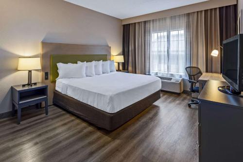 索尔兹伯里江山旅馆及套房 - 索尔兹伯里的酒店客房,配有床和电视