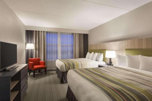 布卢明顿Park Plaza Minneapolis Mall of America的酒店客房设有两张床和电视。